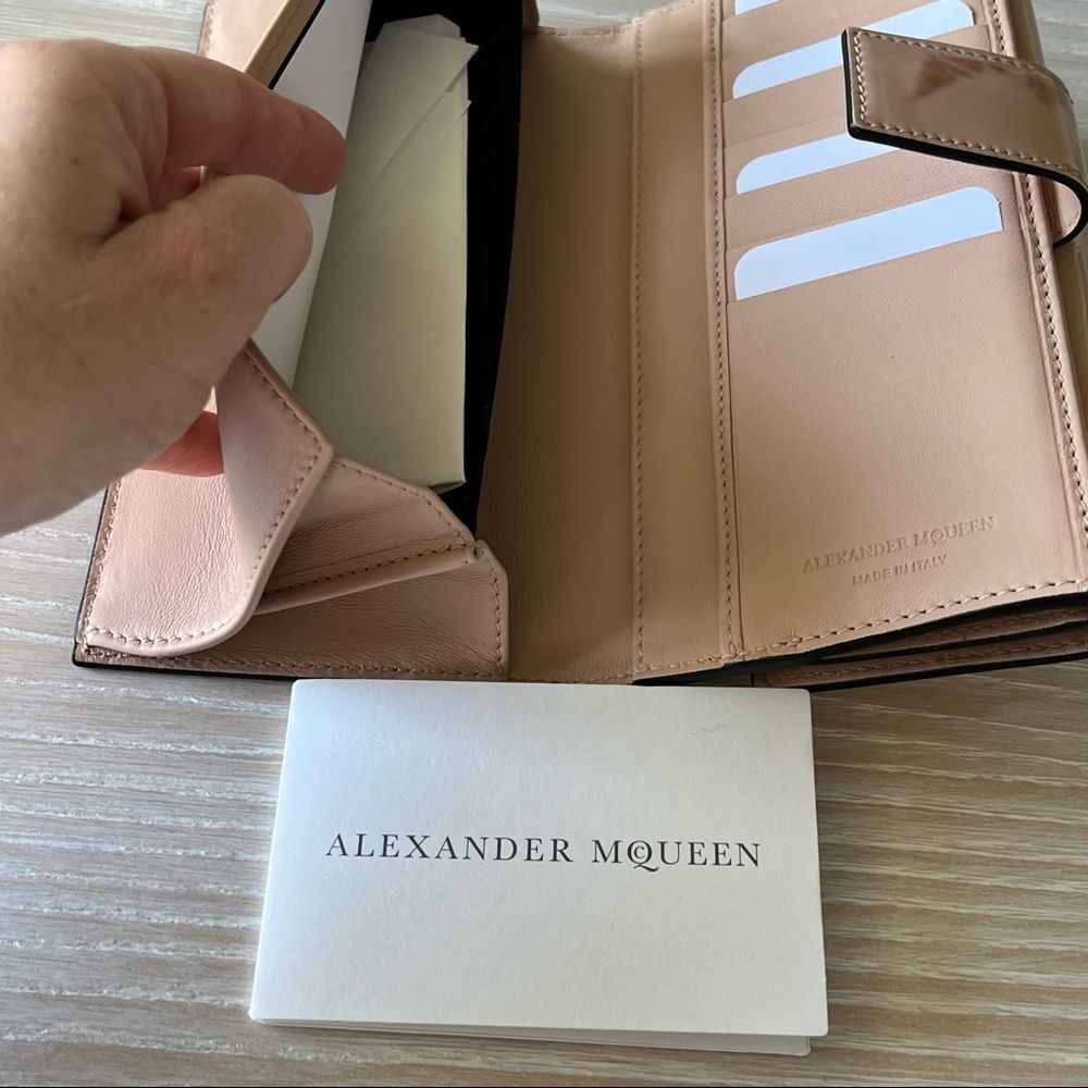 Alexander McQueen Patent Leather Wallet Clutch in Nude with Skull NEW - Picture 4 of 17